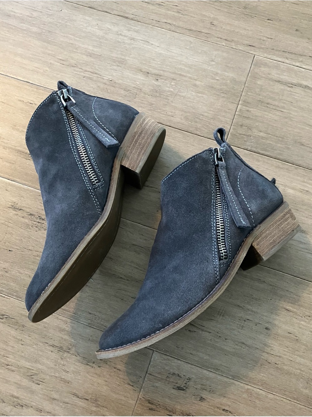 Vince Camuto suede grey women’s double zip women’s boots. Size 7.5 (9.35” long)